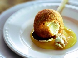 Krokante ijsbol met mangoroom