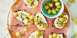 Crostini met fetaspread en ge…
